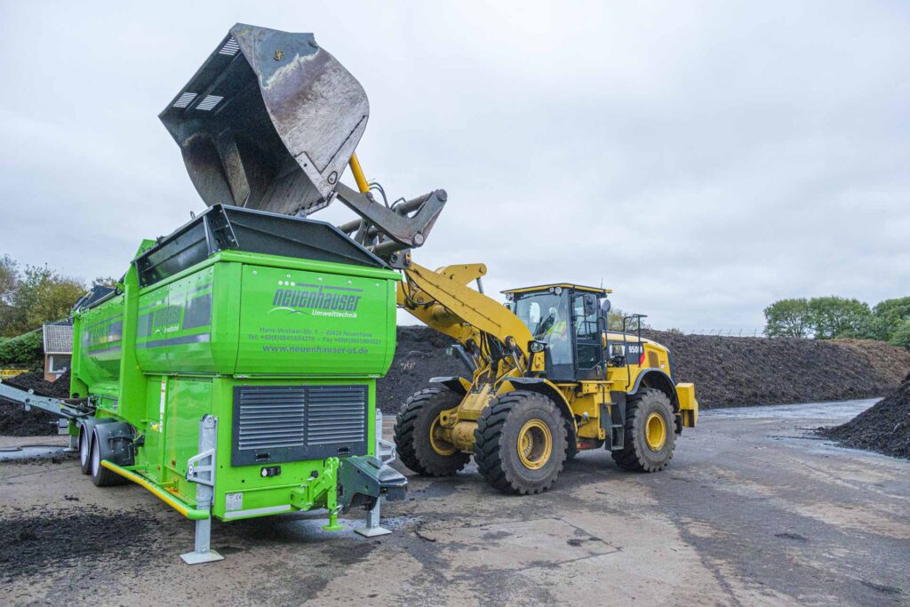 Cat 950M hjullaster laster en Neuenhauser trommelsikt