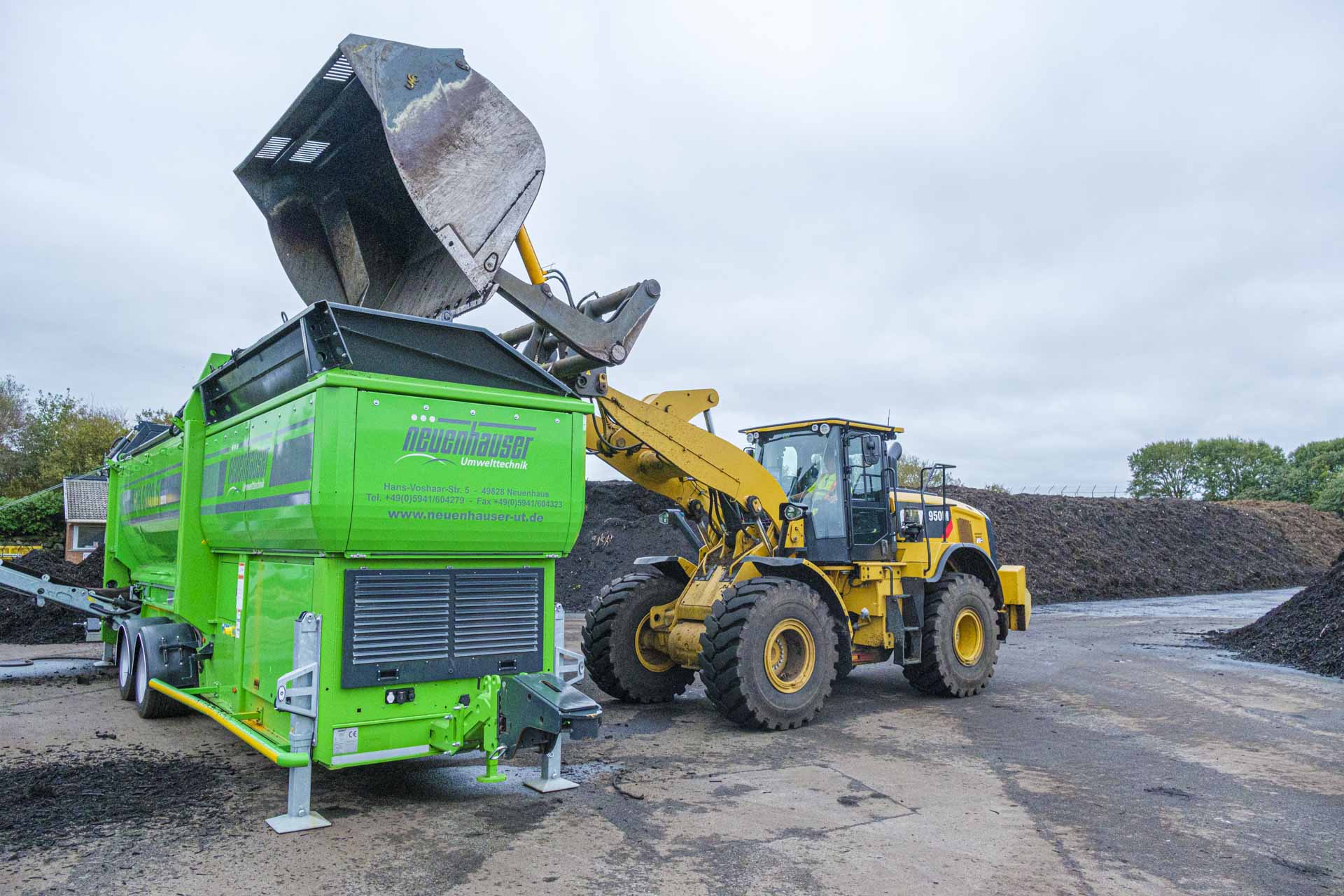 Cat 950M hjullaster laster en Neuenhauser trommelsikt