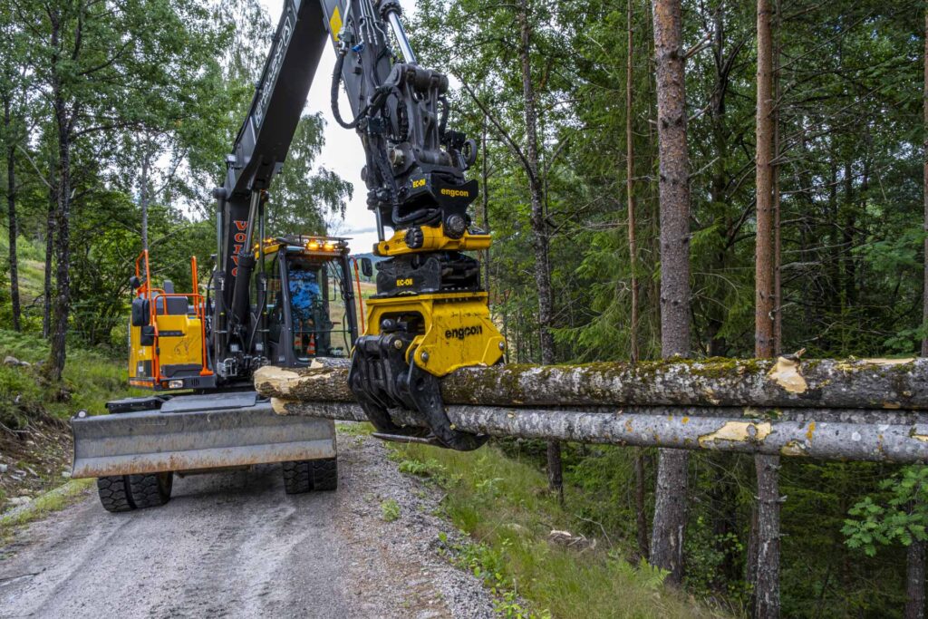 Volvo EW160E med tømmerklype