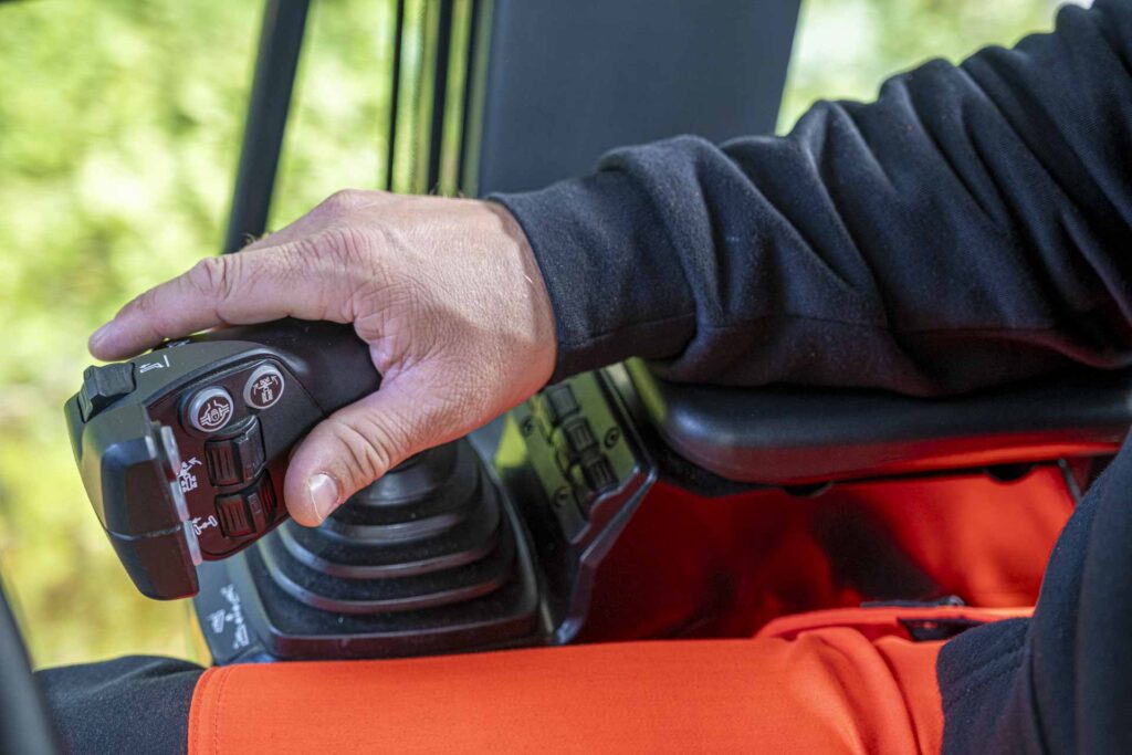 Hånd på kontrollspak i John Deere veihøvel