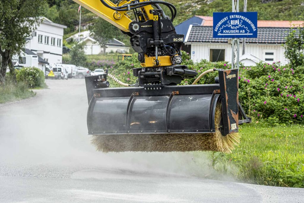 Engcon feievals med tiltrotator og EC-Oil