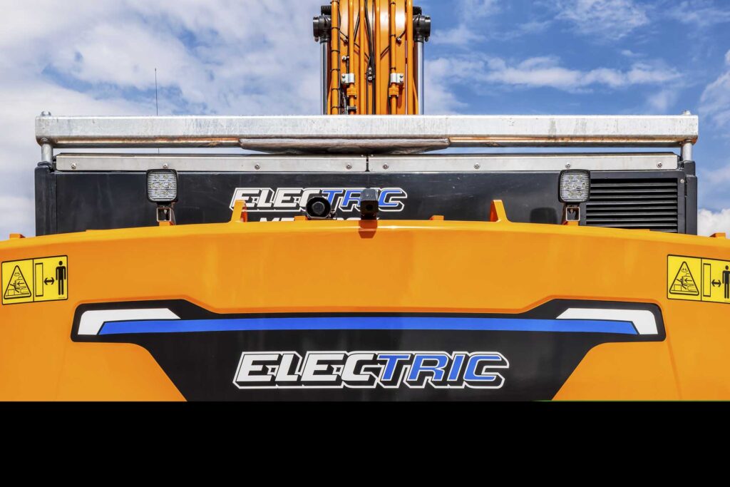 Develon elektrisk gravemaskin med BYD 400 kWh powerbox.