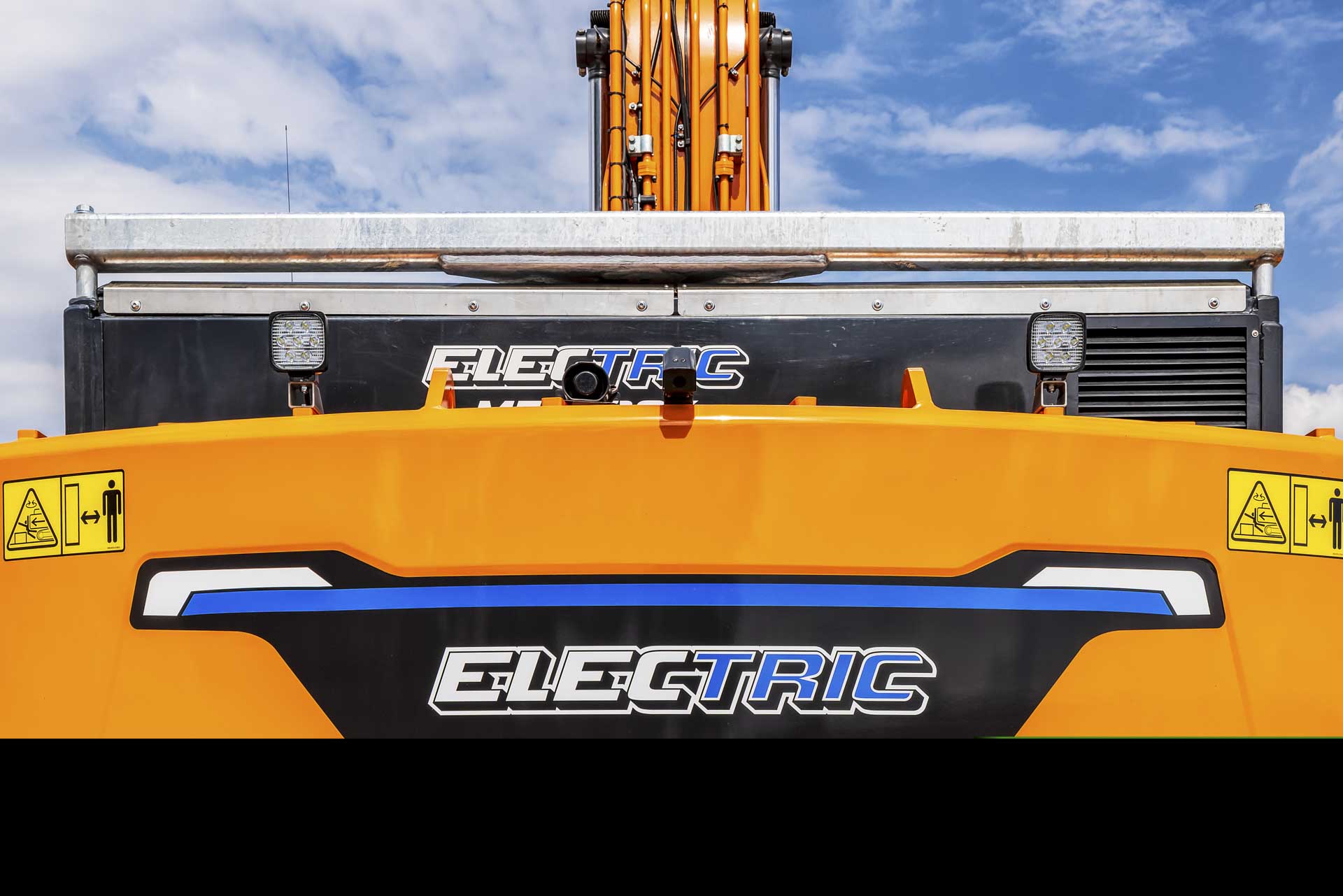 Develon elektrisk gravemaskin med BYD 400 kWh powerbox.