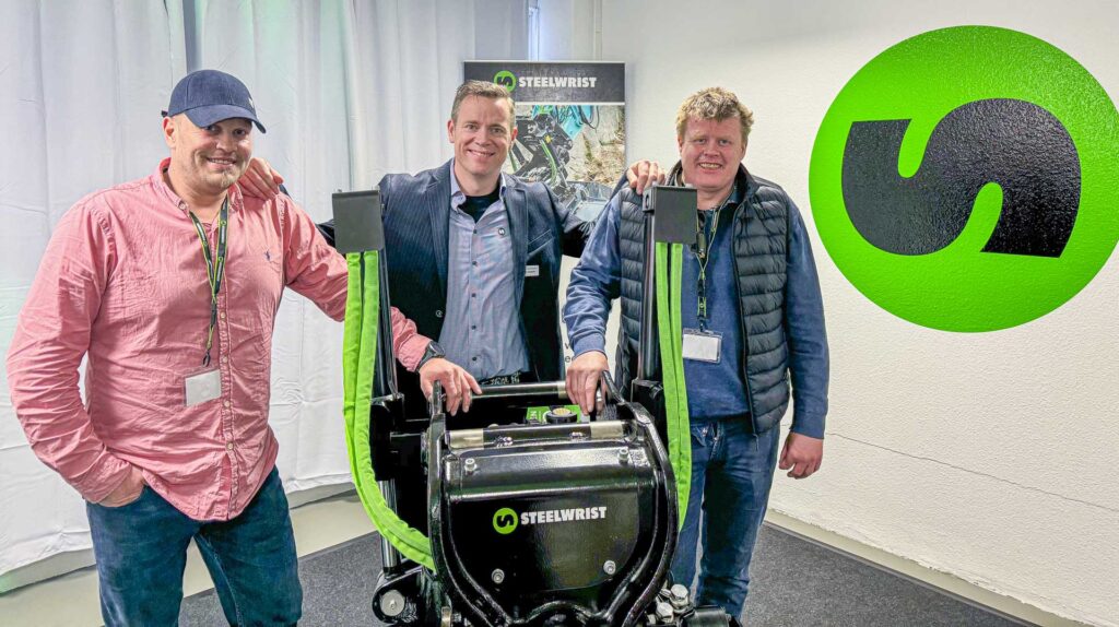 Tre menn og en Steelwrist XTR20 tiltrotator
