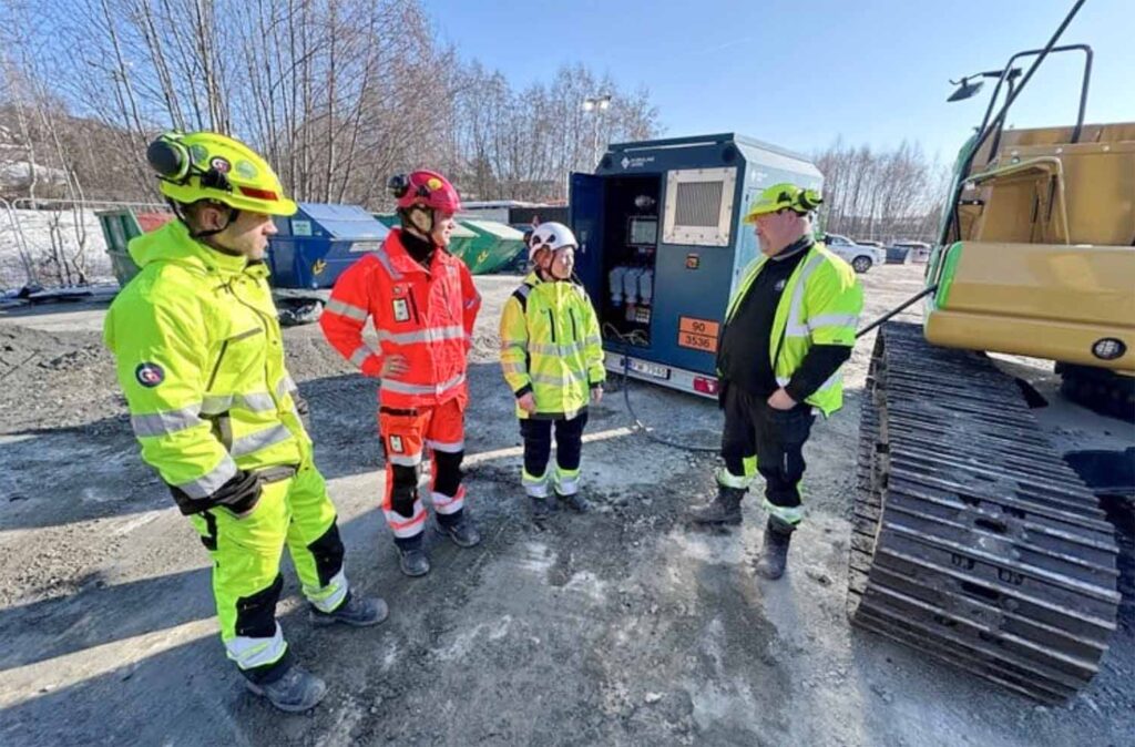 F.v. Ole Eikeset og Ronny Kampen i Anlegg Øst, prosjektleder Mathilde Knobel Christensen i Hafslund Boost og byggeleder Håvard Vaaje i Statens vegvesen svært godt. (Foto: Per Kollstad, SVV)
