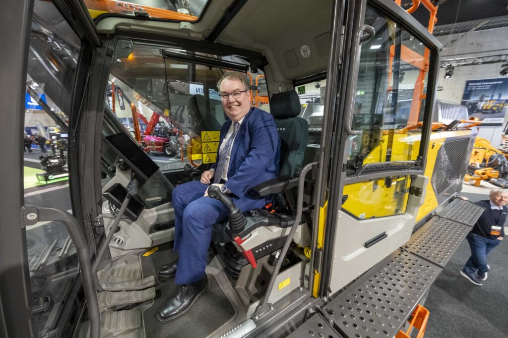 DIESEL: Ordfører Kjartan Berland fikk også prøve hytta i Volvos dieseldrevne premieremaskin EC500.