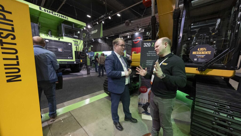 UTSLIPPSFRITT: Pon-sjef Ole Petter Holene ga ordføreren en innføring i filosofien bak Z-line elektriske gravemaskiner.