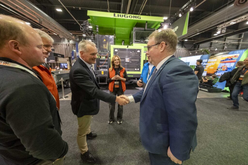 ELEKTRISK: Erik Sollerud viste ordføreren Rental Groups nye elektriske tipptruck. "Gudfaren av elektriske maskiner i Norge", sa Ole Petter Holene om sin tidligere sjef. Sollerud var tidligere administrerende direktør i Pon Equipment, og satte i gang utviklingen av Z-line.