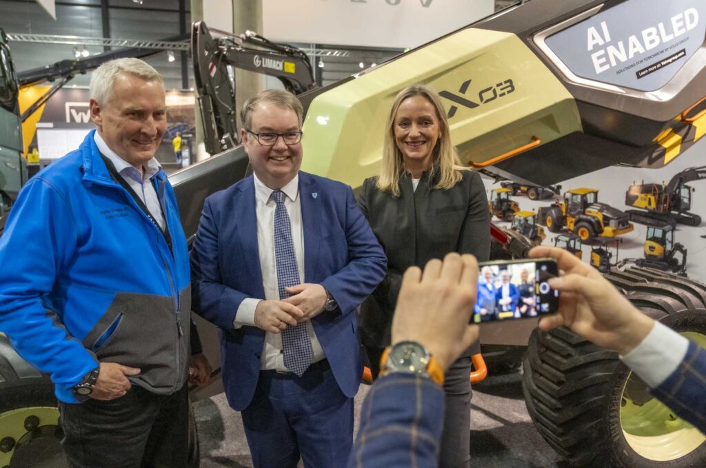 NYTT: F.v. Arne Knaben t.v. er administrerende direktør i Volvo Maskin og styreleder i Maskingrossisternes forening MGF. Han viste ordfører Kjartan Berland i Lillestrøm rundt på Vei og Anlegg sammen med bl.a. administrerende direktør Gunn Helen Hagen i Nova Spektrum. Her ved Volvos elektriske og autonome lastemaskin.