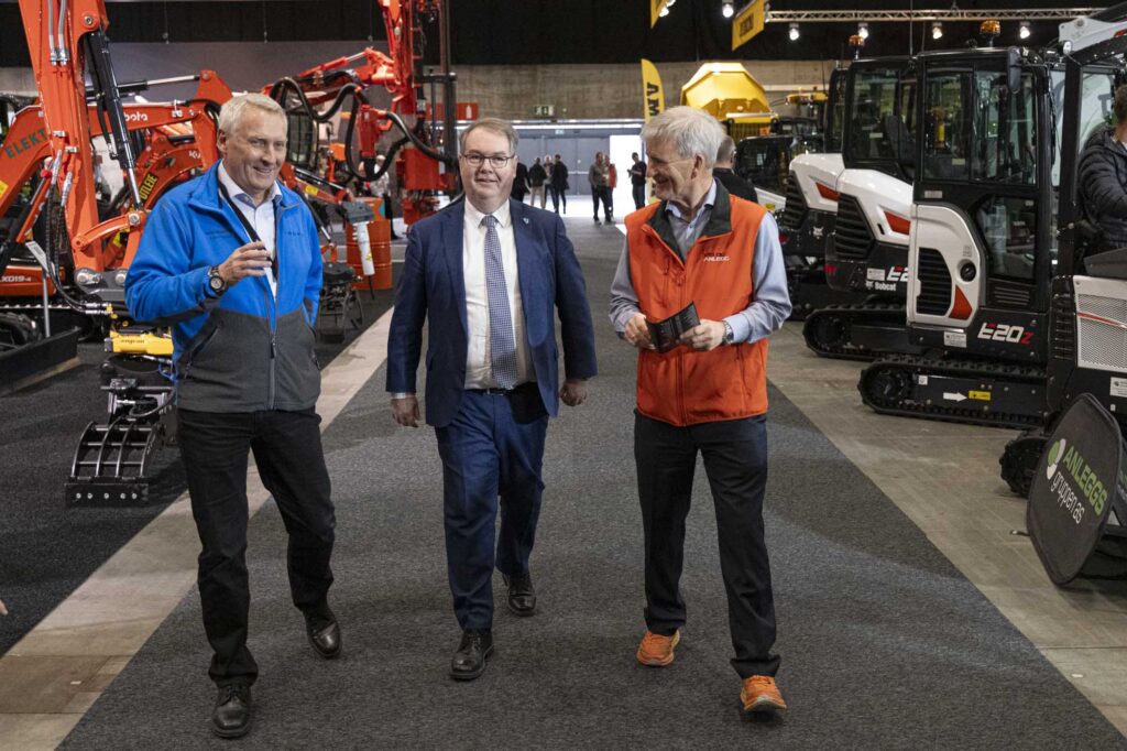 OMVISNING: Arne Knaben ga ordføreren en omvisning sammen med bl.a. kundedirektør Trond Andersen i Nova Spektrum.