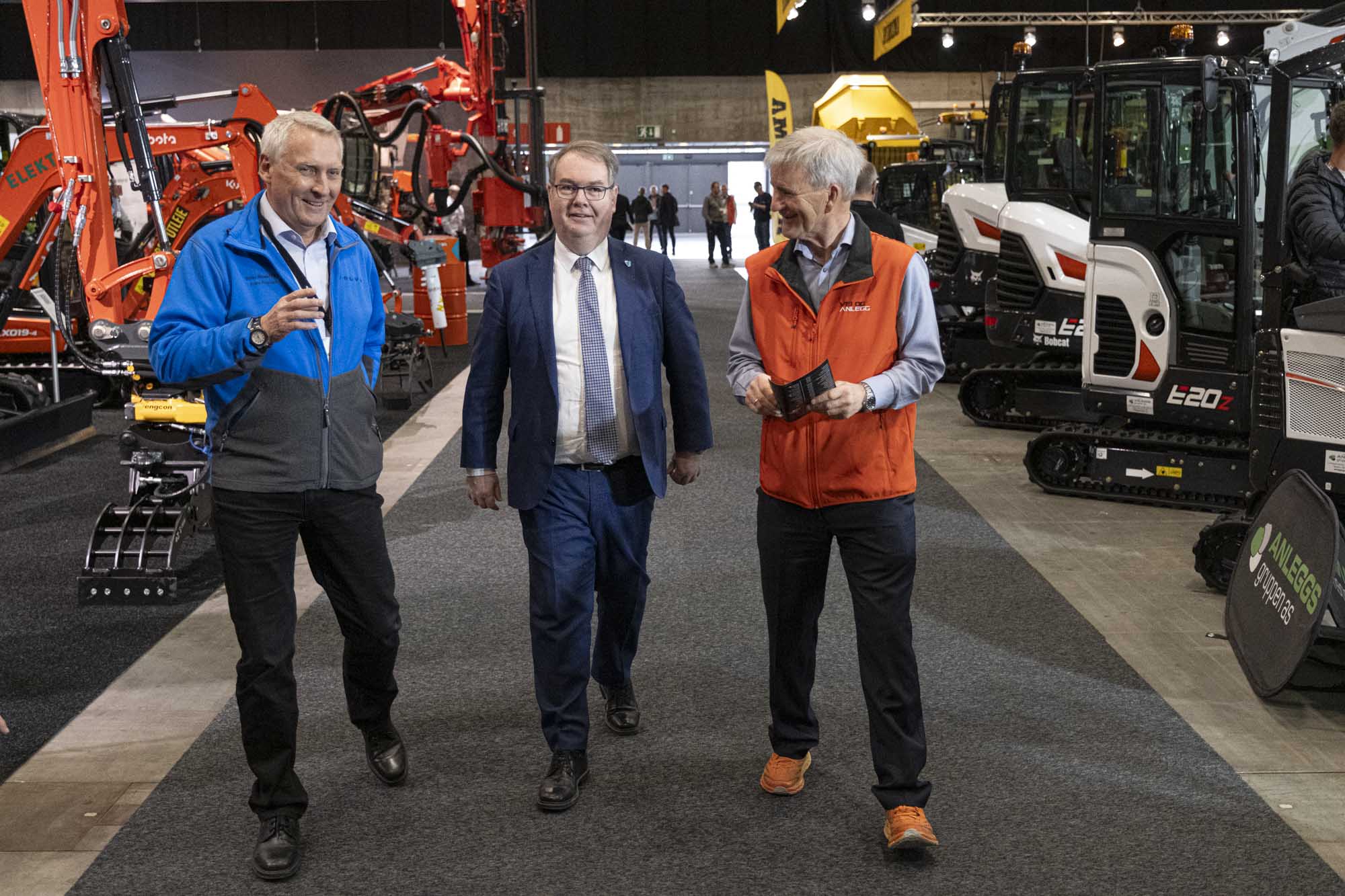 OMVISNING: Arne Knaben ga ordføreren en omvisning sammen med bl.a. kundedirektør Trond Andersen i Nova Spektrum.