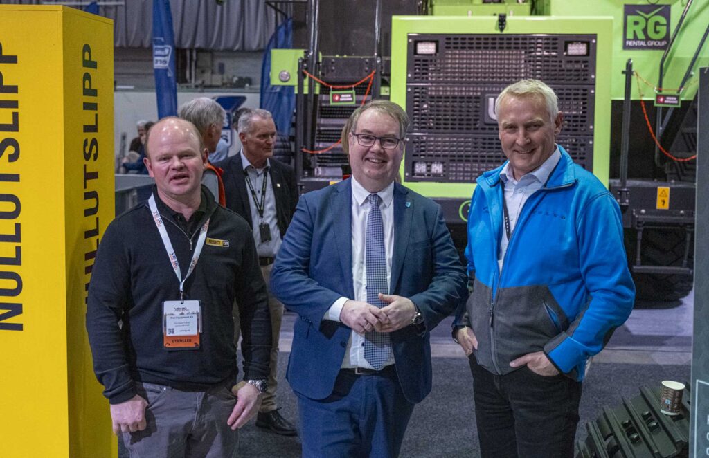 ENIGHET: – Vi er enige om at politiske miljøer må inn på banen for å skape endringer i det grønnet skiftet, sier Arne Knaben (t.v.) etter møtet med ordfører Kjartan Berland. Her sammen med administrerende direktør Ole Petter Holene i Pon Equipment.