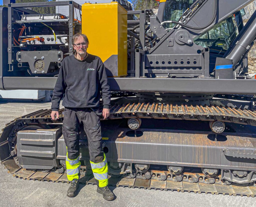 Vidar Sten-Halvosen i Applied Hydrogen AS med Volvo EC300 hydrogrendrevet gravemaskin
