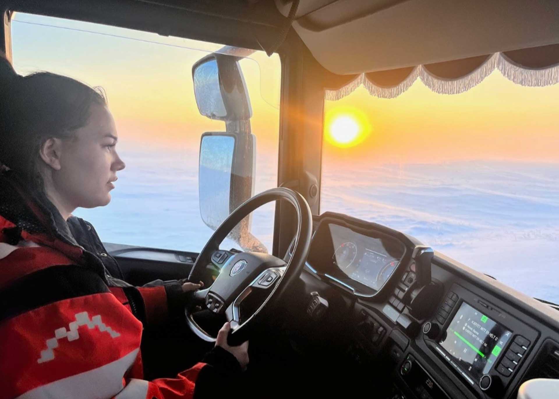 Lærling Stina (18) har drømmejobben – kjører brøytebil i Finnmark